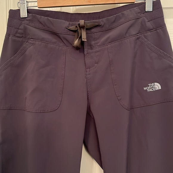 The North Face Gray Women’s TNF APEX Crop Pants Size Medium Hiking Athletic - Picture 2 of 12